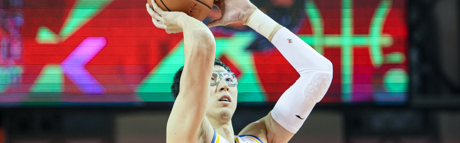 世界杯注册官网-填满数据栏！周琦半场3中2拿到5分6板1助1断1帽 3前场板