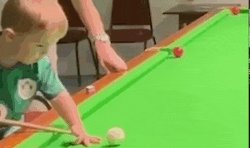 神了！两岁娃还没球桌高，却拿下两个台球世界纪录？网友：感觉他能虐我...