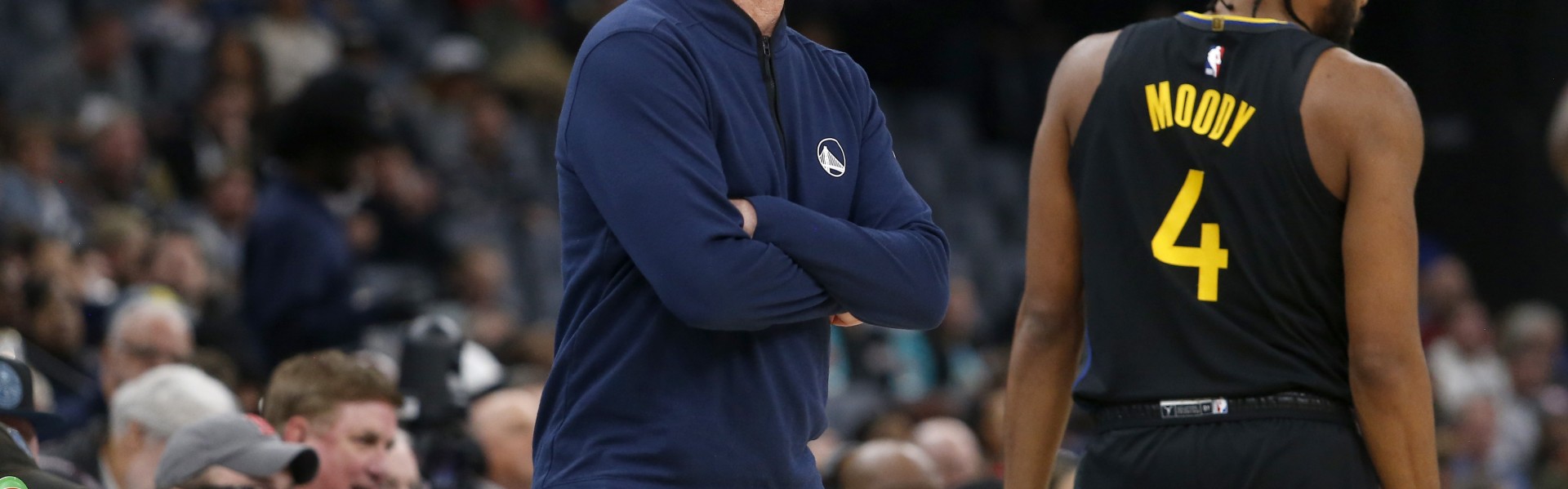 国际足联官方中文网站-科尔谈穆迪拄拐现身主场：见到他回来非常开心 大伙儿也很兴奋