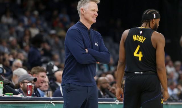 国际足联官方中文网站-科尔谈穆迪拄拐现身主场：见到他回来非常开心 大伙儿也很兴奋