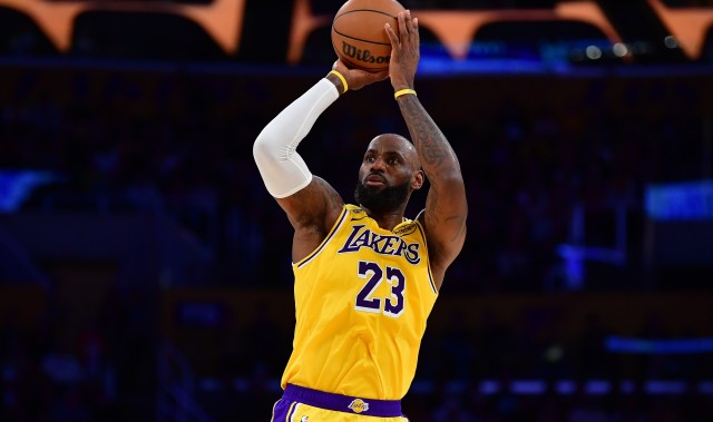 世界杯-去年今天：詹姆斯拿到生涯第1000场常规赛胜利 历史第四人